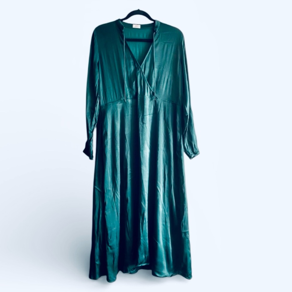 NWOT Aritzia Little Moon VNeck Elegant Green Long Sleeve Maxi Dress Size M